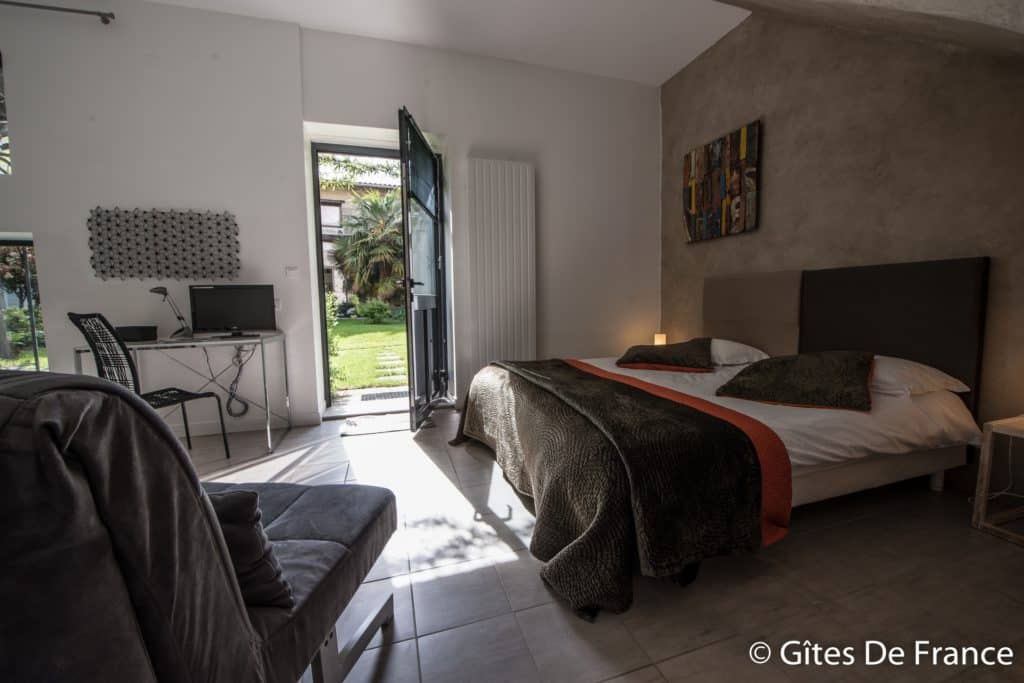 La chambre Epona de la Maison d'hôtes Altamica avec vue sur le jardin