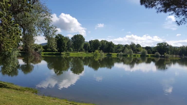 altamica chambres d'hôtes à Cournon d'Auvergne avec un plan d'eau proche de la rivière Allier