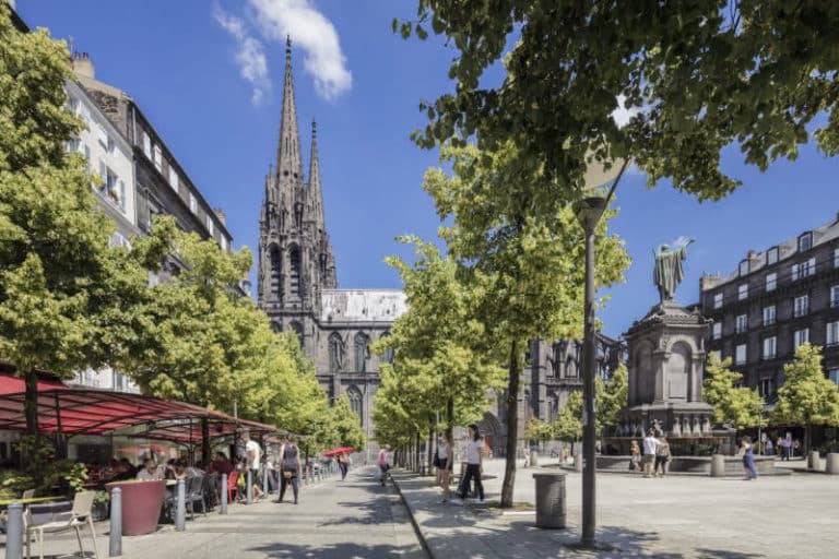 chambres d'hôtes Altamica est à Clermont-Ferrand - CENTRE HISTORIQUE PLACE DE LA VICTOIRE