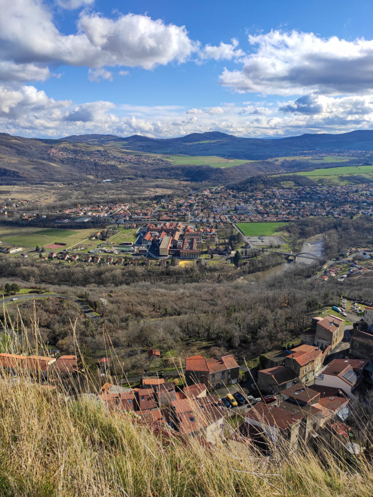 chambres d'hôtes Altamica et le plateau de Corent, vues sur le Livradois Forez