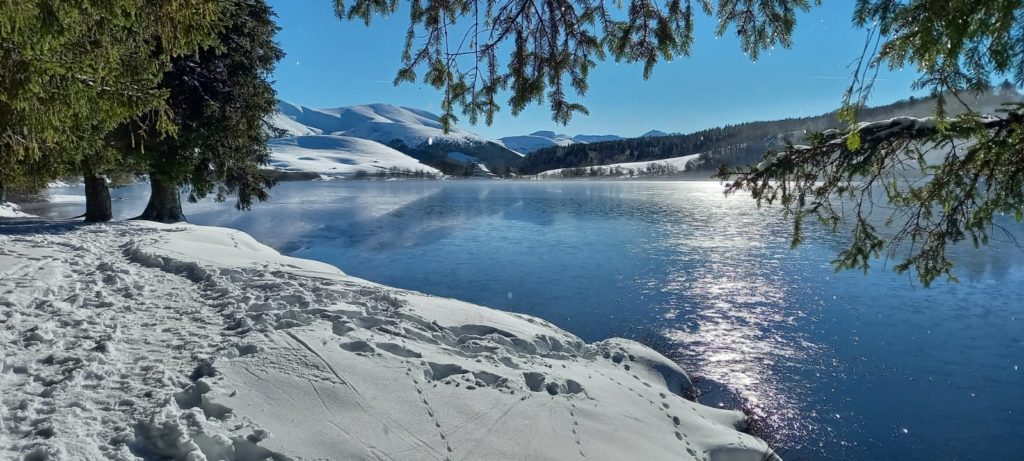 Altamica et le lac du Guéry enneigé dans le Puy de Dôme