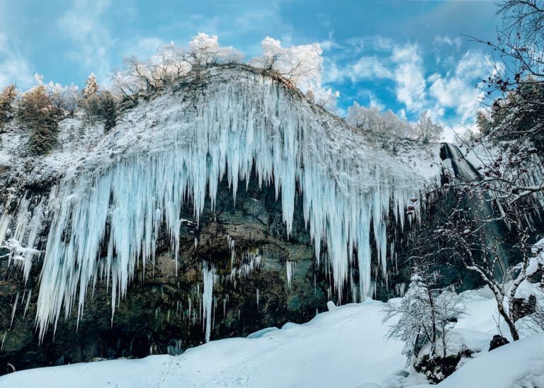 Altamica et la cascade du Mont Dore enneigée dans le Puy de dome