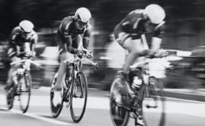 Altamica et le Tour de France cycliste 2023, illustration en noir et blanc avec 3 cyclistes en plein effort
